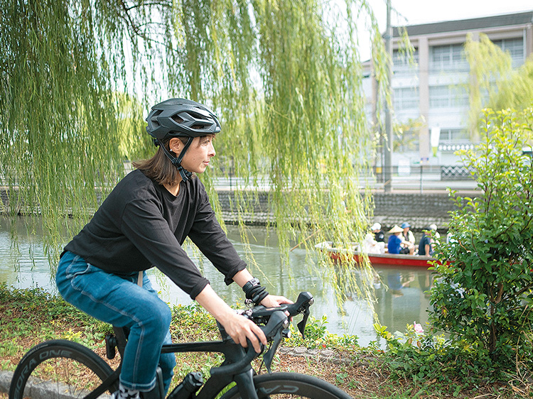 自転車に乗る女性の写真