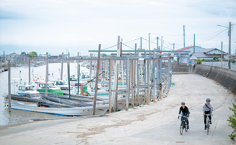 沖端川の河口付近をサイクリングしている写真 沖端川の河口付近をサイクリングしている写真