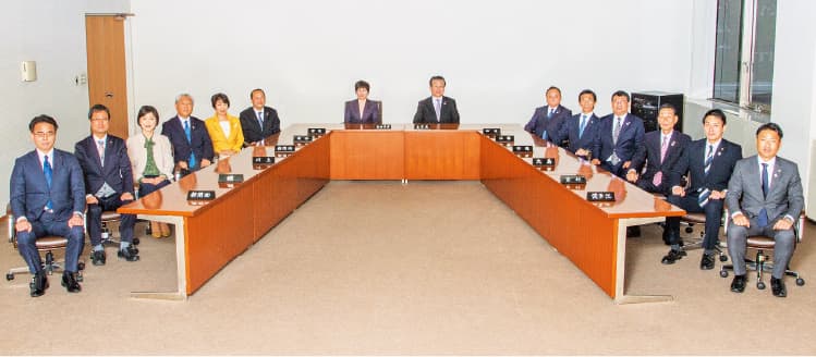 再生可能エネルギー等調査特別委員会の集合写真