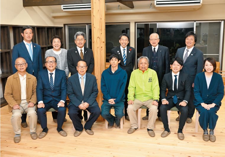 東峰村・添田町で活躍する皆さんと知事の写真 東峰村・添田町で活躍する皆さんと知事の写真