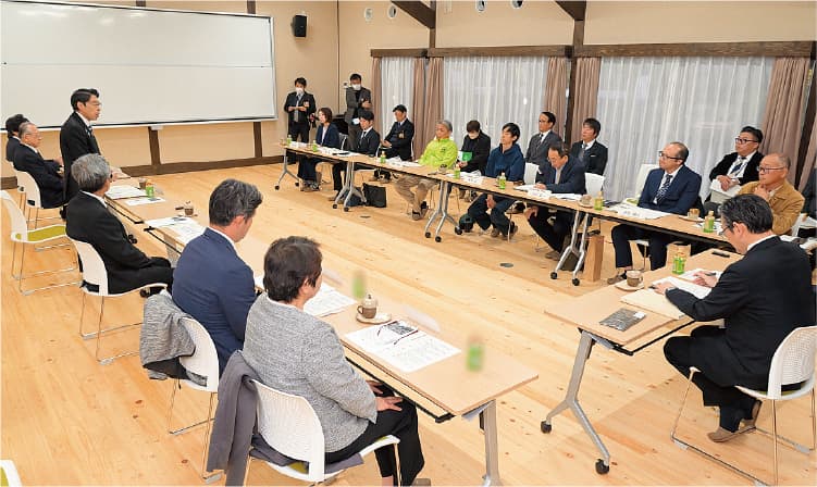 知事と意見交換をしている様子 知事と意見交換をしている様子