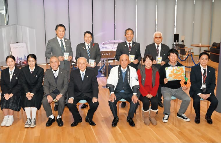 みやま市で活躍する皆さんと知事の写真 みやま市で活躍する皆さんと知事の写真