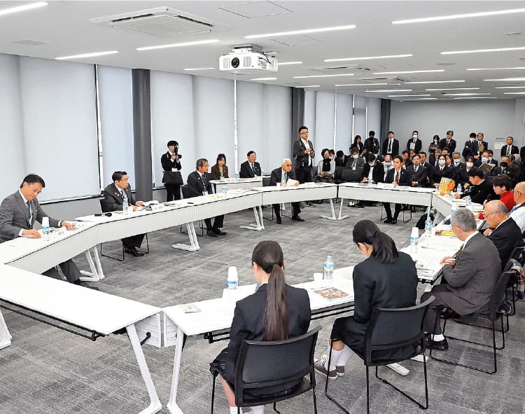 知事と意見交換をしている様子 知事と意見交換をしている様子