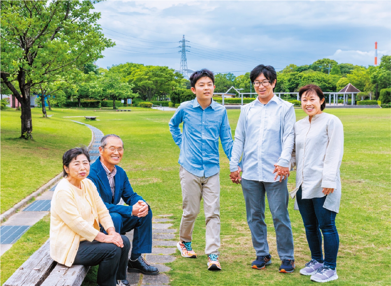 諏訪(すわ)公園に家族で集まる様子