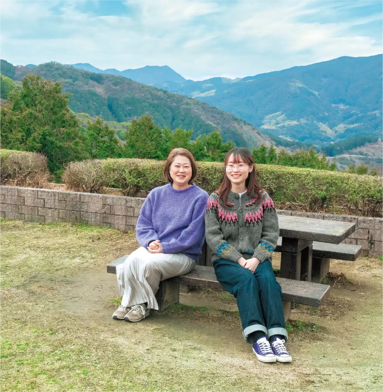 鳴淵ダム展望台広場にて移住者の西川かおりさん・彩月さんの写真