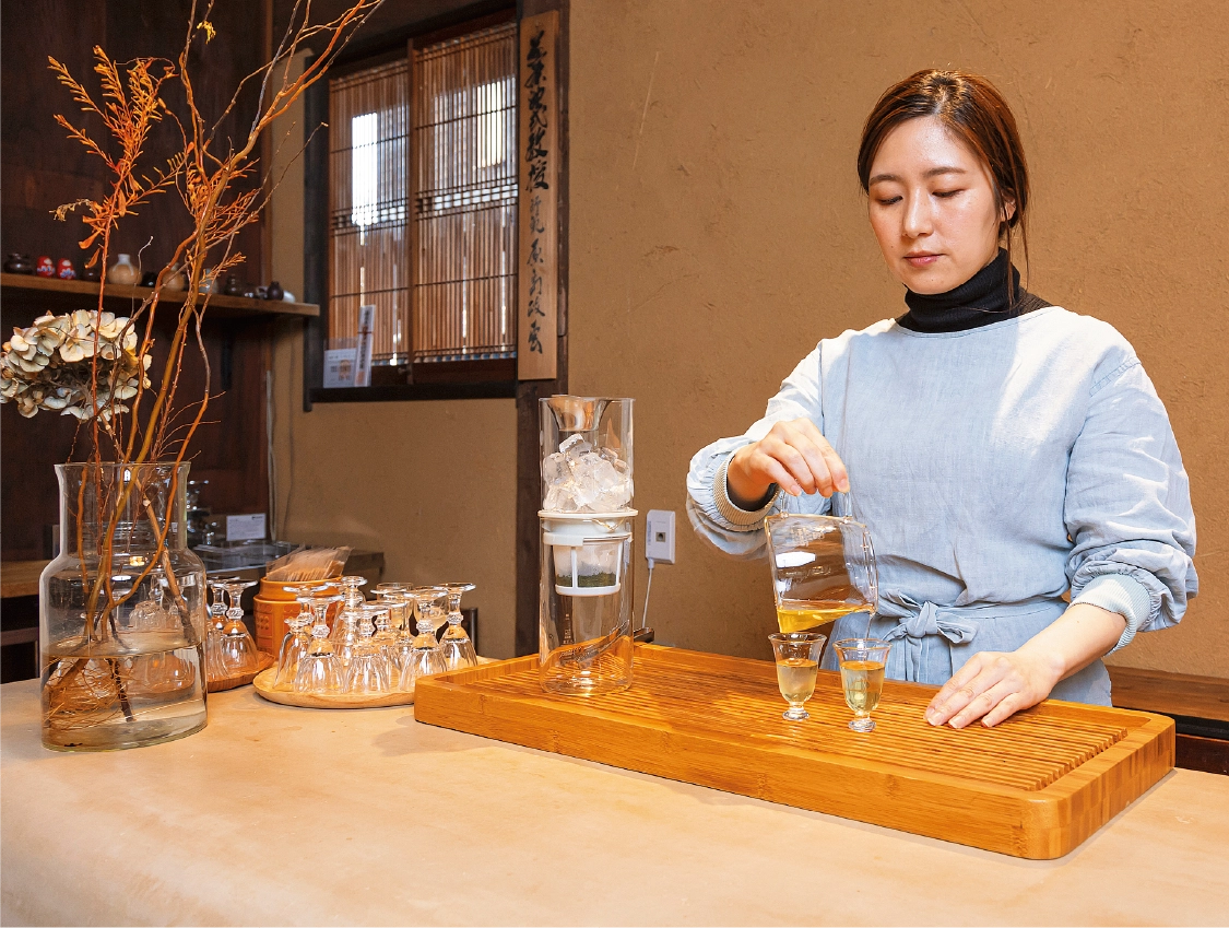 氷出しの冷茶をサービスする様子