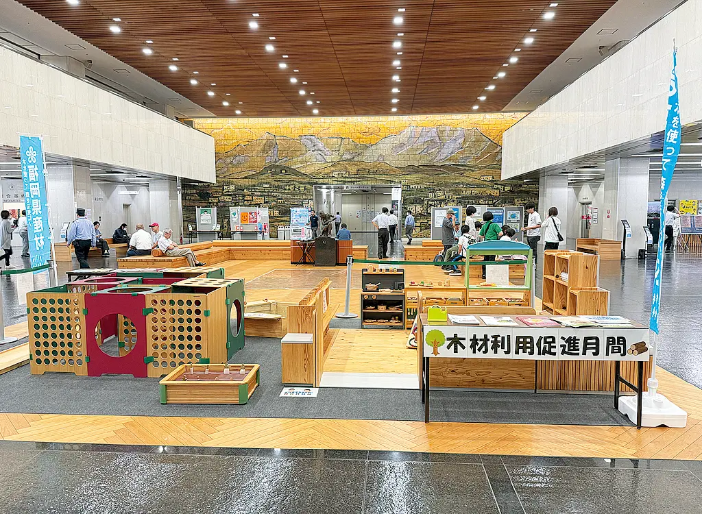 県庁1階ロビー展示の写真1