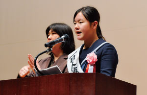 人権週間講演会における全国中学生人権作文コンテスト福岡県大会表彰作品の発表の様子 動画あり