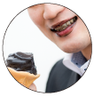 石炭ソフトクリームを食べる人写真