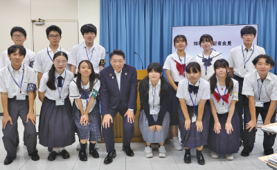 県内高等学校新聞部による知事会見 写真