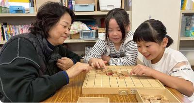 支援員と子ども 写真