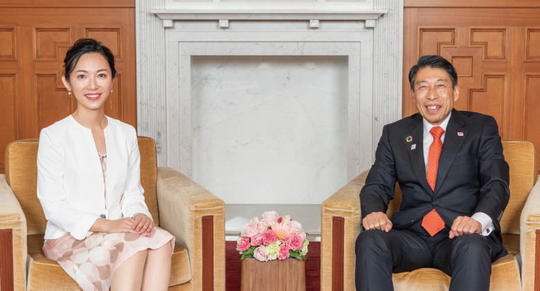 福岡県知事 服部 誠太郎とニュースキャスター 佐々木 理恵さん 写真