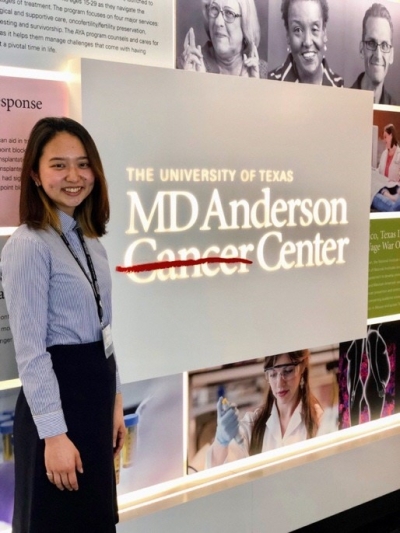 MD Anderson Cancer Centerの看板の前での写真