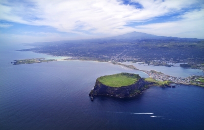 城山日出峰と漢拏山の写真です