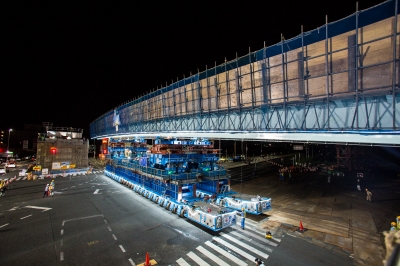 鋼製橋の多軸台車による一括架設の施工写真