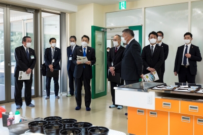 食育交流・防災センターを見学する様子（食育活動室）