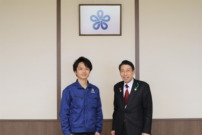 （写真左から）下岡純一郎(株)クアンド代表取締役CEO、知事