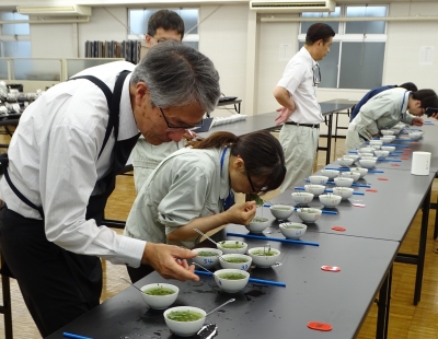 福岡県茶共進会での水色、香気及び味の審査