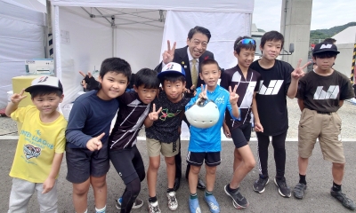 １０月７日ツール・ド新大牟田キッズサイクルレースで上位入賞を果たした子どもたちと