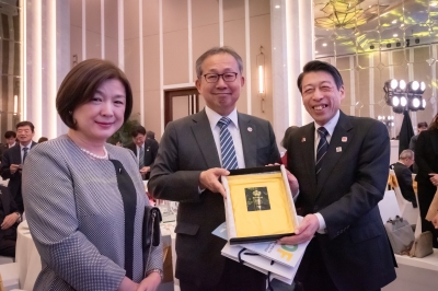 在ベトナム日本国大使館 山田滝雄大使に記念品を贈呈する知事