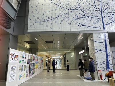 博多駅コンコースでの展示の様子