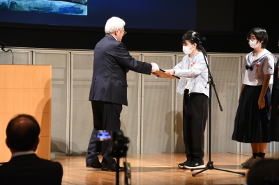 副知事が受賞者に美しい景観選の賞状を渡している様子