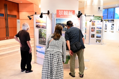 展示会場において一般の方が作品を見ている様子