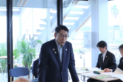 あいさつする知事