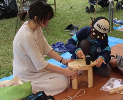 いすの製作体験の様子