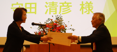 令和５年度表彰式における表彰状授与