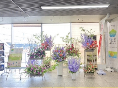 JR駅での飾花（R6.5月）