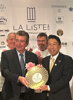 特別賞を受賞する知事の画像