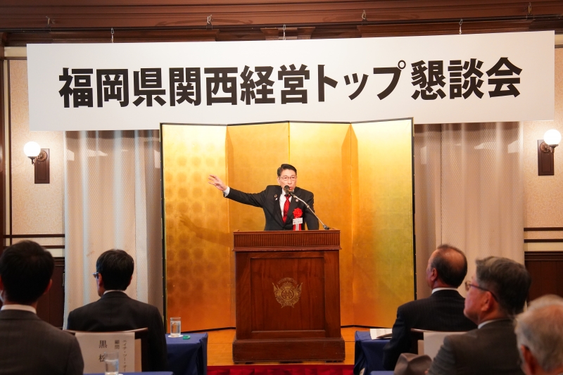 県政報告を行う知事