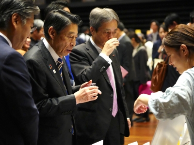 服部知事も場内を見学
