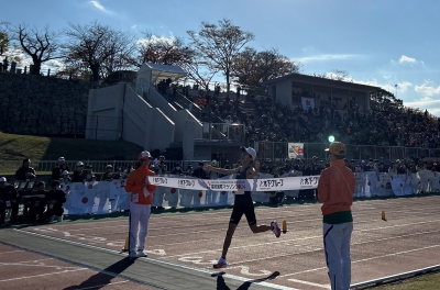 １位でフィニッシュする吉田選手
