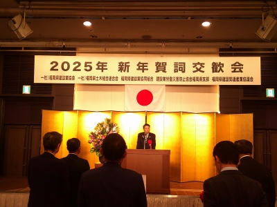 あいさつする知事