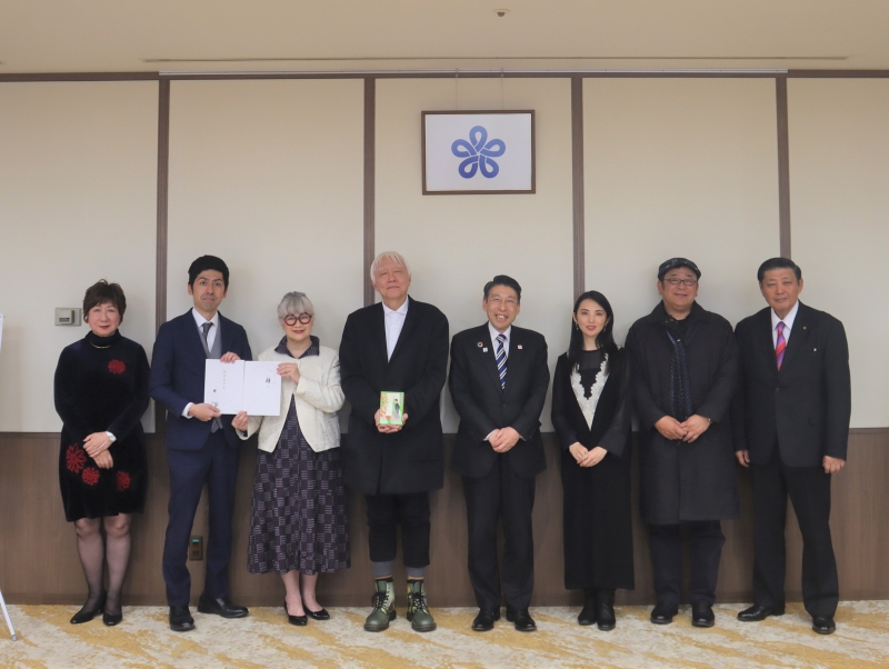 知事と来訪者の集合写真です