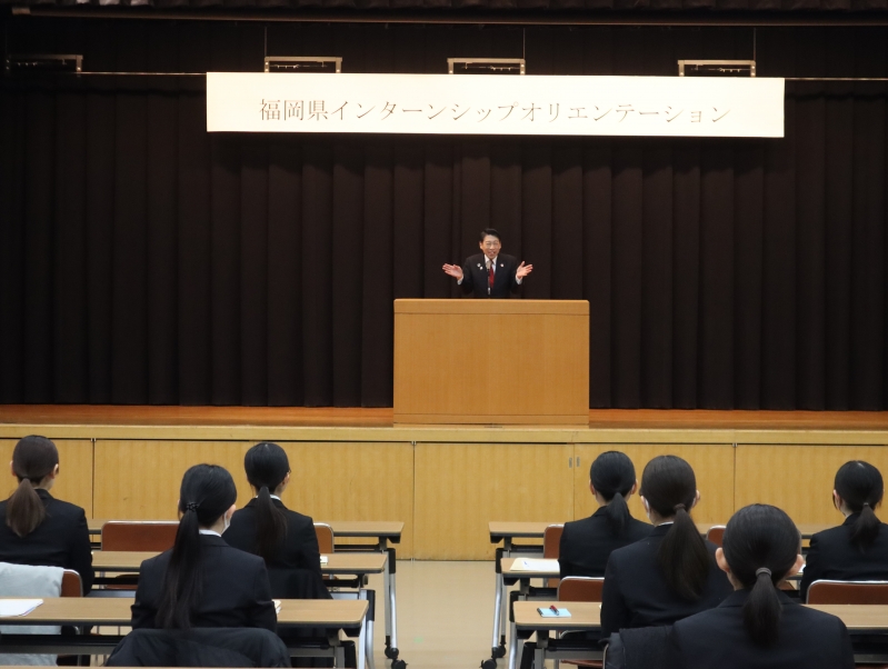 あいさつする知事
