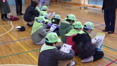 バードウォッチング（小さい冊子）を見ながら学習中