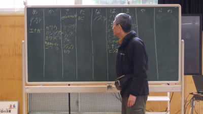 見つけた野鳥（留鳥・冬鳥）について解説中の講師