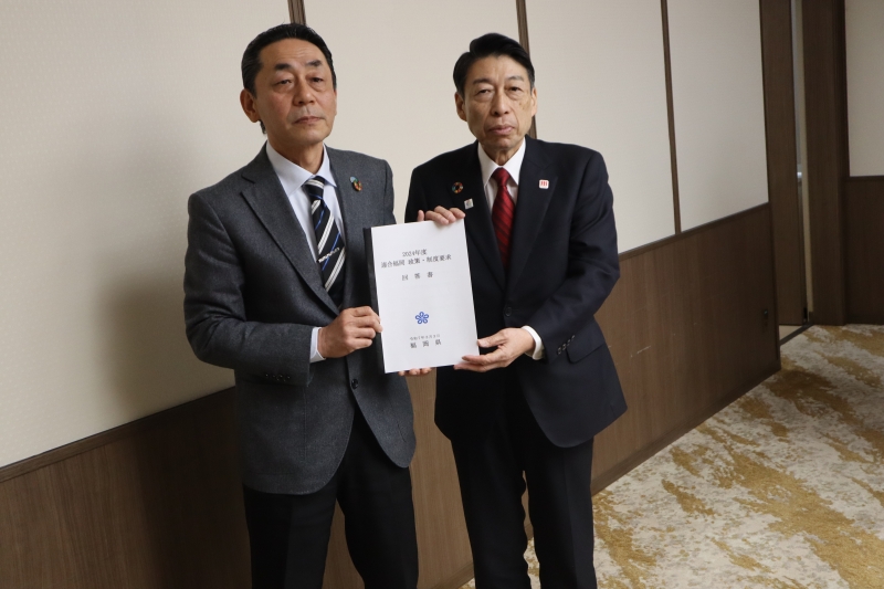 回答書を手渡す知事