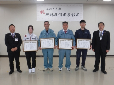 現場技術者表彰者と平井所長、牛島支所長の写真