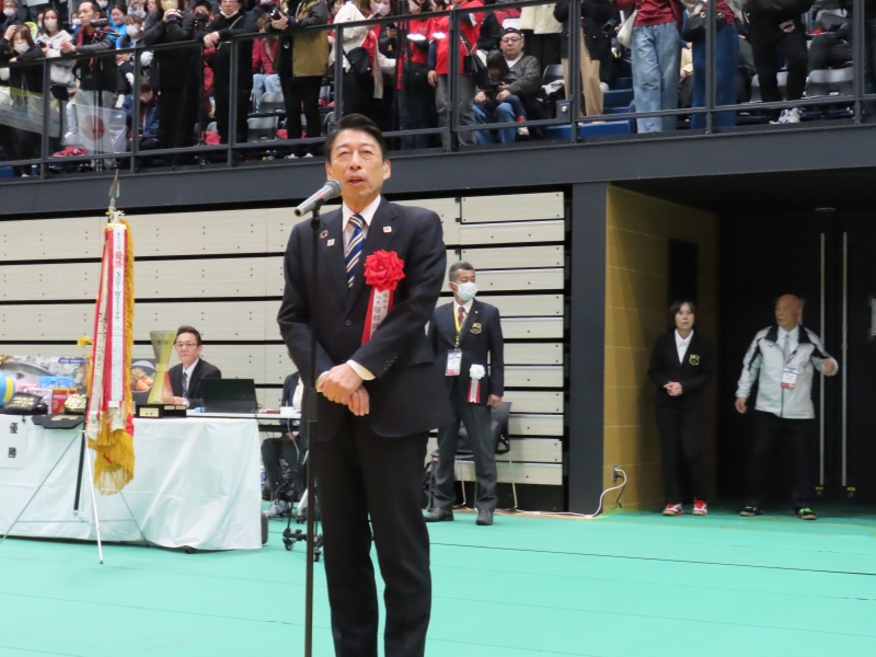 あいさつをする知事