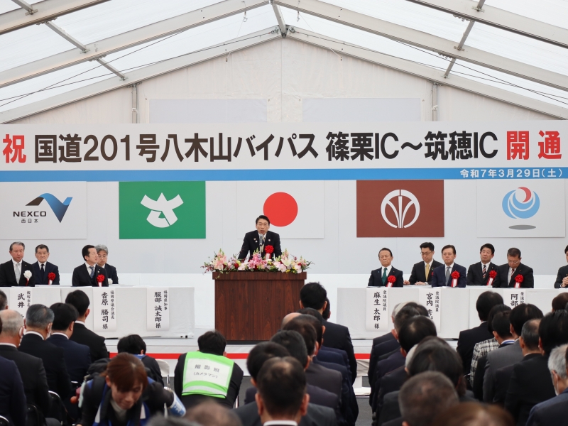 あいさつする知事