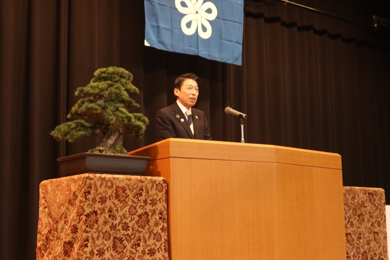 あいさつする知事