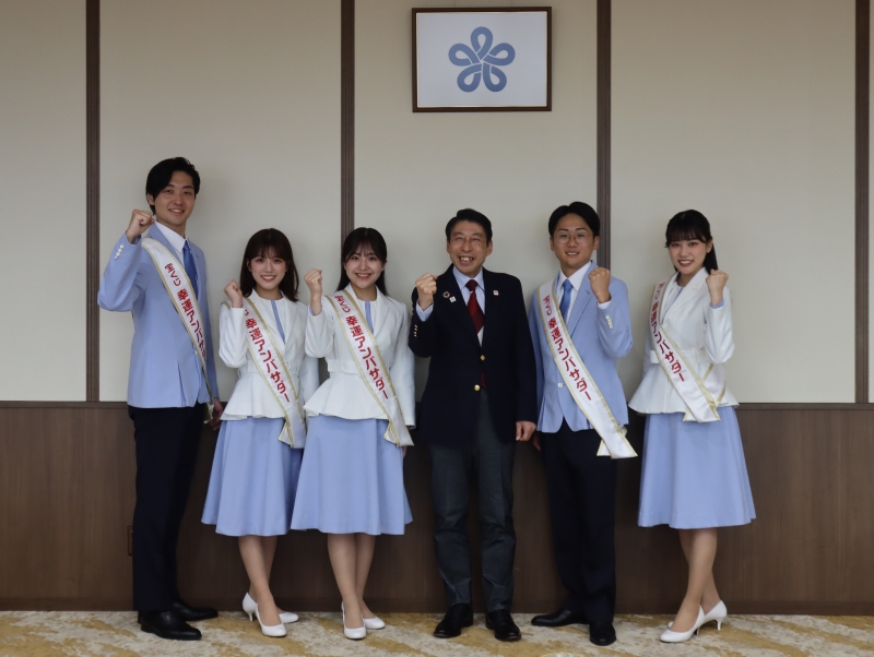 「宝くじアンバサダー」の皆さんと知事の写真です。