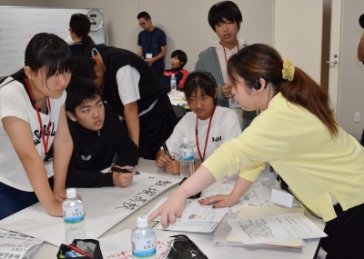 グループワークの補助の様子１