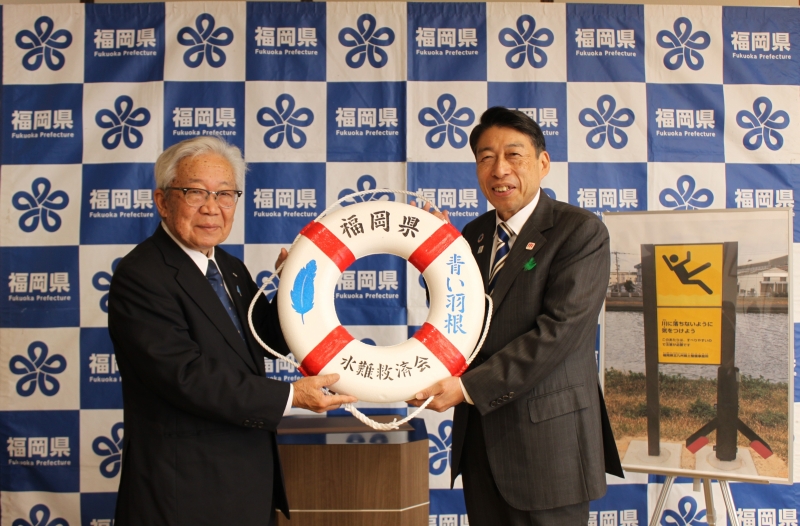 救命浮環贈呈の様子