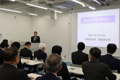講演する知事