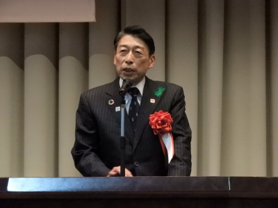 あいさつする知事